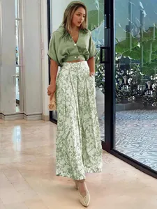 Élégant ensemble d'été avec haut à col en V et pantalon large imprimé pour femme
