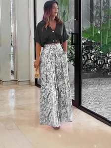 Ensemble d'été 2 pièces avec haut court noir à col en V et pantalon large fleuri