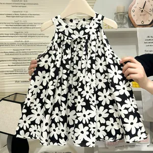 Girls' artistic sleeveless summer dress with bold white daisy floral print patterns