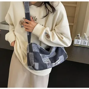 Detailansicht einer lässigen Denim-Schachbrett-Patchwork-Kissen-Schultertasche für Damen