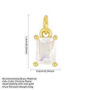 Détail d'une pierre de zircone blanche rectangulaire sertie dans un pendentif en laiton doré