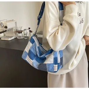 Lässige Patchwork-Umhängetasche aus Jeansstoff mit verstellbarem Schultergurt
