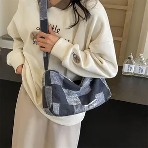 Blaue Denim-Schachbrett-Umhängetasche im Kissen-Stil mit einem verstellbaren Gurt