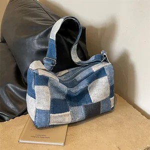 Vintage Patchwork-Jeans-Schultertasche mit blauem Karomuster und Gurt für Damen