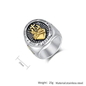 Nahaufnahme eines Retro-Edelstahlrings mit heiligem Herz und Kreuz-Design-Details
