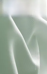 Vue macro montrant la texture respirante du tissu de protection solaire vert clair
