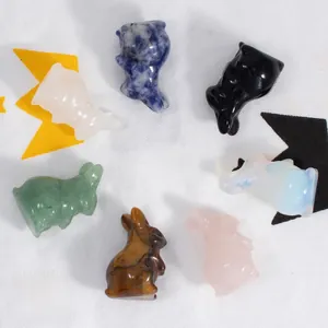 Set di diverse mini statuine di coniglio in cristallo naturale in vari tipi di gemme