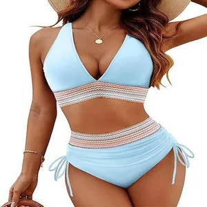 Gros plan d'un bikini bleu clair à décolleté en V profond avec taille rayée