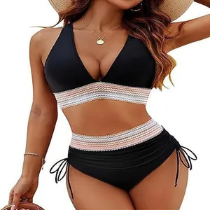 Vue détaillée d'un bikini taille haute noir avec col en V profond et motifs zigzag