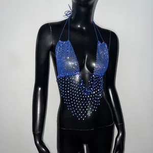 Dettaglio di top halter sexy in rete di strass blu scintillante per party club