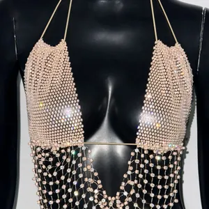 Dettaglio di un top a rete con strass scintillanti per feste e festival musicali