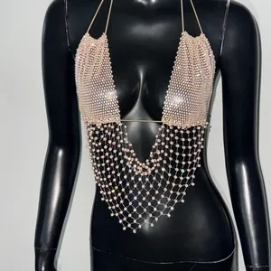 Dettaglio top a fascia sexy con strass e rete per feste in discoteca e festival.