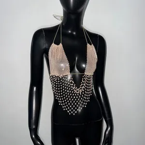 Vista dettagliata del top halter sexy in rete di strass champagne per feste su manichino
