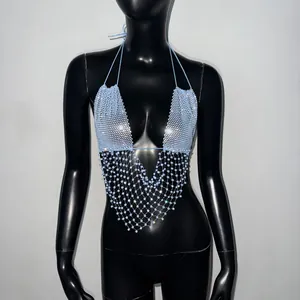 Vista dettagliata del top halter con strass azzurro e frange mesh per feste rave