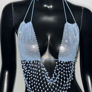 Dettaglio del top a bandana con strass azzurro e rete per discoteche e festival