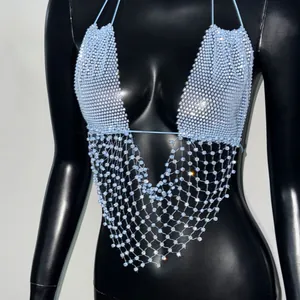 Dettaglio di un top a canotta sexy in rete blu chiaro con dei strass scintillanti