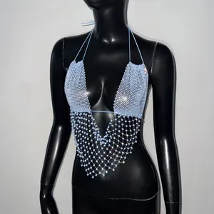 Dettaglio del top a rete con strass azzurro per clubwear e festival musicali
