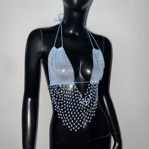 Dettaglio di un sexy top all'americana a rete con strass celeste per rave e feste