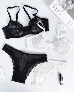 Vue détaillée d'un ensemble de lingerie en dentelle française avec soutiens-gorge et culottes