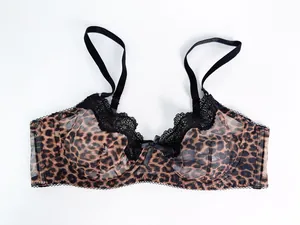 Détail du soutien-gorge sexy en dentelle léopard avec design en mesh français.