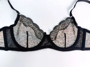 Vue détaillée d'un soutien-gorge sexy en dentelle transparente avec imprimé léopard chic