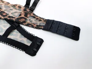 Détail précis du fermoir arrière d'un soutien-gorge en dentelle avec motif léopard