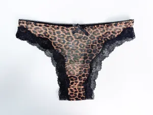 Détail d'une culotte sexy en résille imprimé léopard avec bordure en dentelle noire