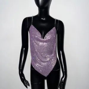 Vue détaillée d'un top dos nu en maille métallique à strass violets avec chaînes