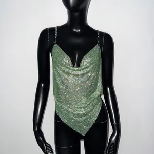 Détail rapproché d'un haut en maille strass vert clair scintillant avec chaînettes