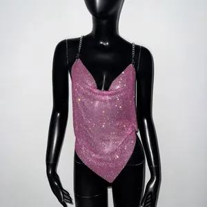 Détail d'un caraco métallique à strass roses avec bretelles chaîne et ourlet asymétrique