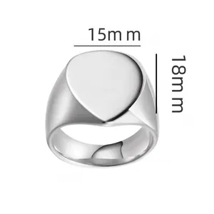 Bague chevalière cœur en acier inoxydable argenté avec dimensions de 15mm x 18mm