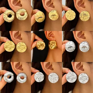 Collezione di orecchini a lobo geometrici in metallo testurizzato finitura oro e argento