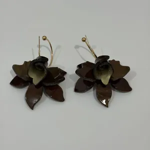 Detailansicht eleganter brauner Blumenohrringe aus Kunstharz mit stilvollen goldenen Haken.