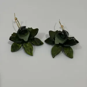 Detailansicht eleganter dunkelgrüner Harzblumenohrringe mit Marmormuster und Goldhaken