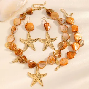 Set di gioielli con conchiglie arancioni e stelle marine, collana e braccialetto.
