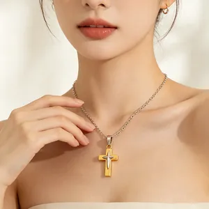 Pendentif croix bicolore en acier inoxydable élégant sur une fine chaîne argentée