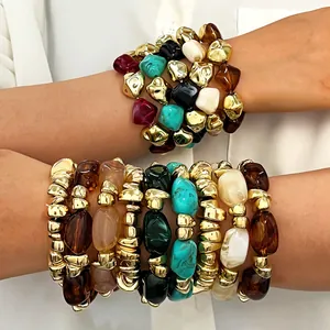 Nahaufnahme von klobigen Harz- und Gold-CCB-Perlenarmbändern im stilvollen Set