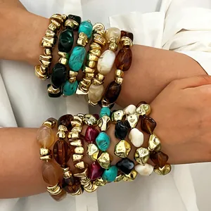 Detailansicht eines Retro-Armband-Sets mit Harzperlen und goldfarbenen Akzenten.