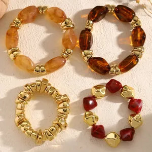 Retro-Perlenarmband-Set mit unregelmäßigem Harz und goldenen CCB-Perlen-Details.
