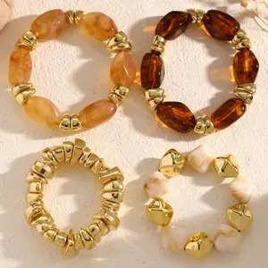 Nahaufnahme von Vintage-Resin-Armband-Set mit unregelmäßigen goldenen CCB-Akzenten.