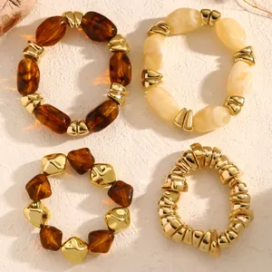 Set aus vier klobigen Vintage-Harzperlen- und goldenen CCB-Armbändern im Maillard-Stil