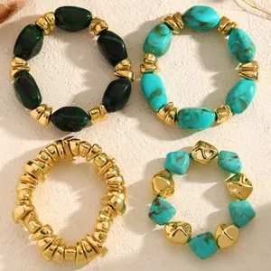 Nahaufnahme von Vintage-Harz- und Gold-CCB-Perlenarmband-Set in Türkis und Grün
