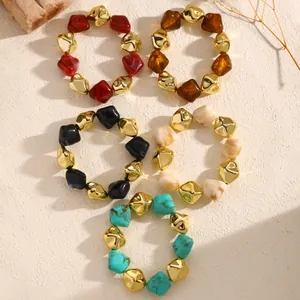 Set aus 5 Retro-Armbändern mit unregelmäßigen Harzperlen und goldfarbenen CCB-Elementen