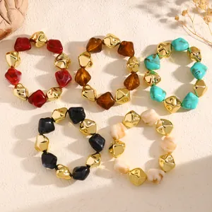 Set aus fünf Vintage-Armbändern mit unregelmäßigen Harz- und Goldperlen in Farben.