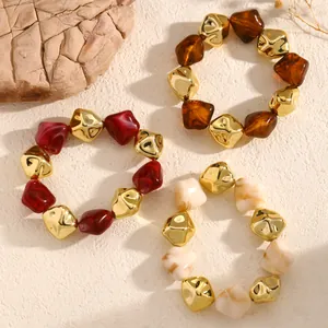 Detailansicht der Vintage-Armbänder mit unregelmäßigen Harz- und Goldperlen