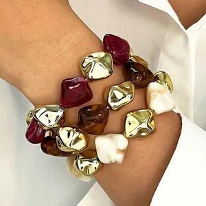 Retro-Maillard-Stil unregelmäßiges Harz und vergoldetes Perlenarmband-Set für Damen