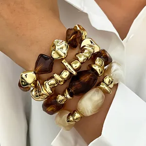 Schickes Retro-Maillard-Armband-Set mit unregelmäßigen Gold- und Harzperlen für Damen