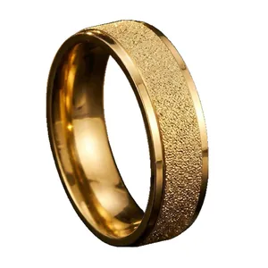 Bague élégante en acier inoxydable doré avec fini givré et bords polis pour femme
