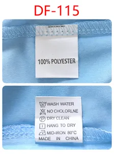 Detailansicht des Pflegeetiketts mit 100 % Polyester und Waschanweisungen für Polohemden.