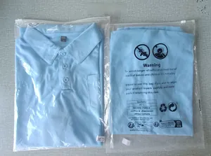 Hellblaue Herren Kurzarm-Polohemden, ordentlich verpackt in Plastik-Zip-Beuteln